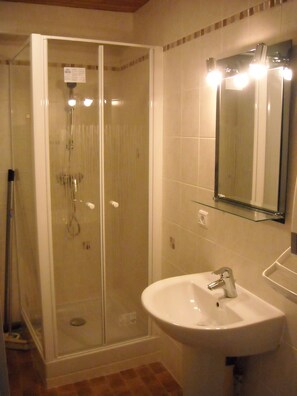 Shower - T2 apartment (Embrun)