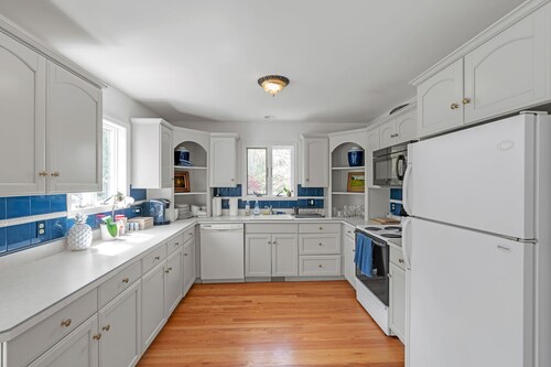 Hudson Valley Dream Farmhouse: Bike Trails, Wineries, Five Acres