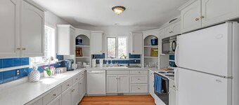 Hudson Valley Dream Farmhouse: Bike Trails, Wineries, Five Acres