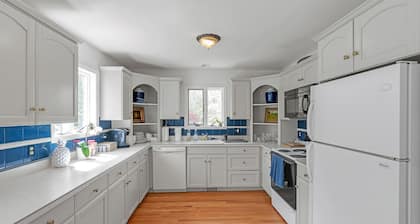 Hudson Valley Dream Farmhouse: Bike Trails, Wineries, Five Acres