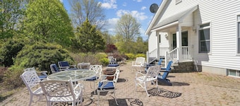 Hudson Valley Dream Farmhouse: Bike Trails, Wineries, Five Acres
