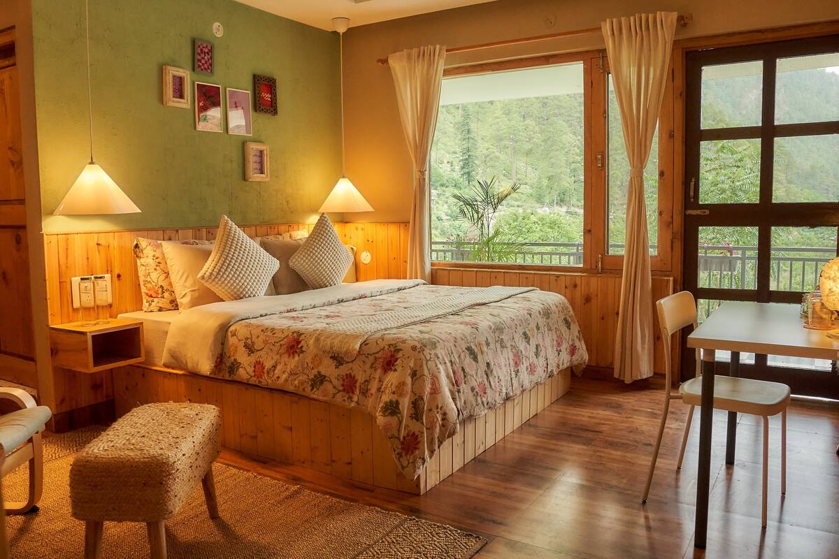 Deluxe Suite | Laptop workspace, iron/ironing board, free WiFi