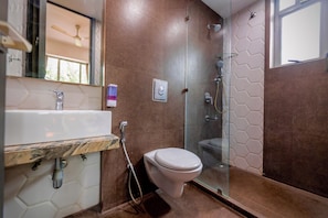 Ein modernes Badezimmer mit einem мраморном Waschbecken, einer Toilette und einer Duschkabine aus Glas.
