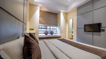 In-room safe, desk, laptop workspace, blackout curtains