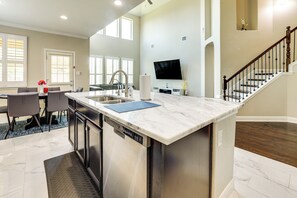 House (6 Bedrooms) | Interior