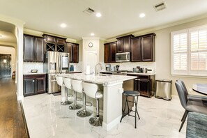 House (6 Bedrooms) | Interior