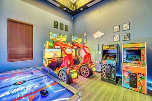 House (6 Bedrooms) | Interior