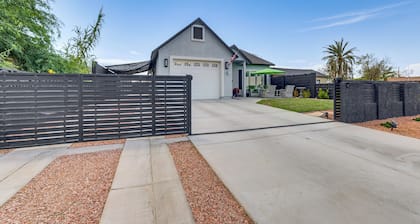 6 Mi to Dtwn Tempe: Dog-friendly Retreat w/ Yard!