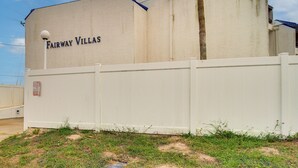 Ein Gebäude mit der Aufschrift "Fairway Villas" an der Seite.