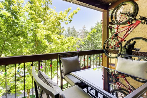 Walk to Virginia Lake: Reno Condo w/ Balcony!