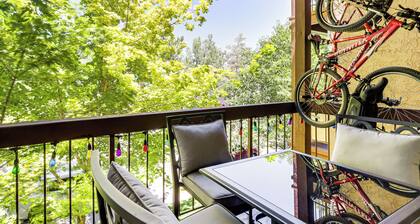 Walk to Virginia Lake: Reno Condo w/ Balcony!