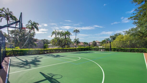 A basketball court with a net, surrounded by palm trees and a fence. - 3 Mi to Dtwn Fort Myers: Condo w/ Pool & Hot Tub (North Fort Myers)