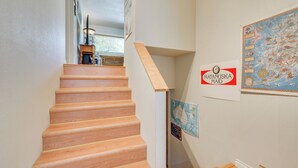 Una scala in legno conduce a un pianerottolo con una mappa e un cartello con su scritto 'Matanuska Maid'.