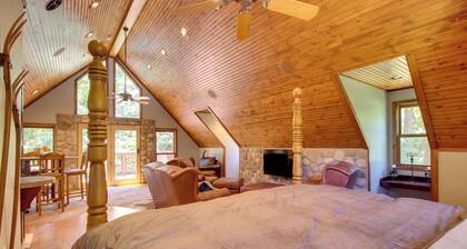 Dock Access: Romantic River Retreat in Gassville