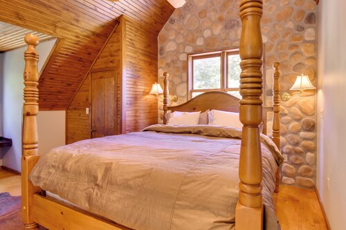 Dock Access: Romantic River Retreat in Gassville