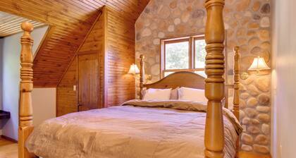 Dock Access: Romantic River Retreat in Gassville