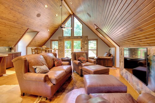 Dock Access: Romantic River Retreat in Gassville