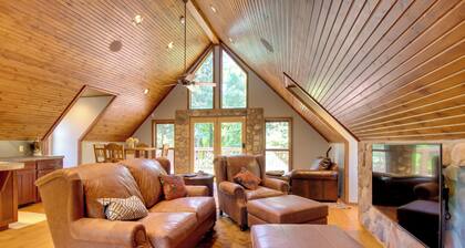 Dock Access: Romantic River Retreat in Gassville