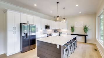 House (5 Bedrooms) | Interior
