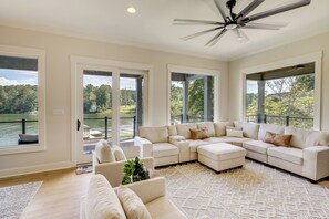 House (5 Bedrooms) | Interior