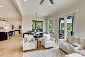 House (5 Bedrooms) | Interior