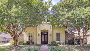 House (4 Bedrooms) | Front of property