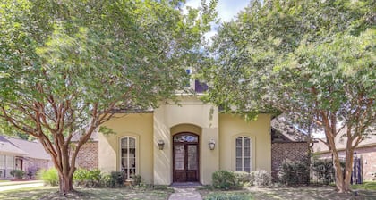 Easy Access to I-10: Family Home in Prairieville!