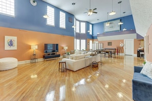 Apartment (3 Bedrooms) | Front of property
