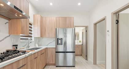 Cozy Modern Home w Full Kitchen Parking