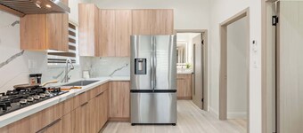 Cozy Modern Home w Full Kitchen Parking