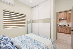 2 bedrooms, Internet - Cozy Modern Home w Full Kitchen Parking (Baldwin Park)