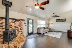Interior - 10 Mi to Folsom Lake: Tranquil Family Getaway (Placerville)