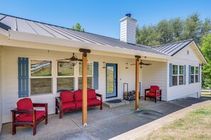 Interior - 10 Mi to Folsom Lake: Tranquil Family Getaway (Placerville)