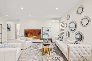 3 bedrooms, Internet - Modern New 3B Home Fully Stocked Cozy Sunlight (Baldwin Park)