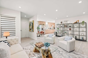 House | 3 bedrooms, Internet - Modern New 3B Home Fully Stocked Cozy Sunlight (Baldwin Park)