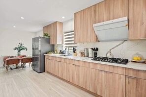 3 bedrooms, Internet - Modern New 3B Home Fully Stocked Cozy Sunlight (Baldwin Park)