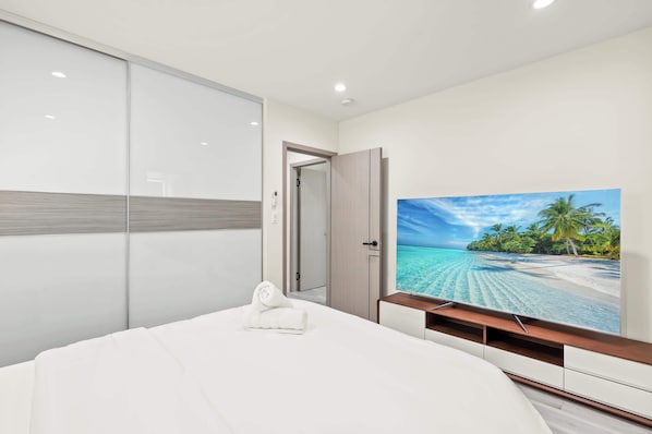 House | 3 bedrooms, Internet - Modern New 3B Home Fully Stocked Cozy Sunlight (Baldwin Park)