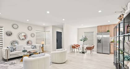 Modern New 3B Home Fully Stocked Cozy Sunlight