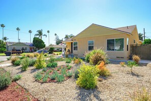 3 bedrooms, Internet - Modern New 3B Home Fully Stocked Cozy Sunlight (Baldwin Park)