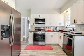 Apartment (2 Bedrooms) | Interior - Updated Piedmont Heights Apt - 5 Mi to Dtwn Atl! (Atlanta)