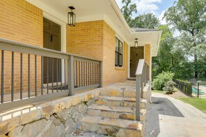 Apartment (2 Bedrooms) | Interior - Updated Piedmont Heights Apt - 5 Mi to Dtwn Atl! (Atlanta)