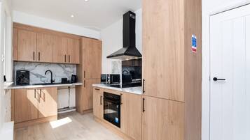 House | 2 bedrooms, desk