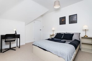 House | 2 bedrooms, desk - 2 Bedroom House-free Parking (Leven)