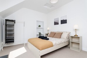House | 2 bedrooms, desk - 2 Bedroom House-free Parking (Leven)