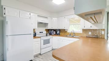 House (5 Bedrooms) | Interior