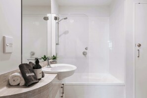 Douche, sèche-cheveux, serviettes fournies