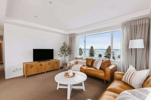 TV, offices - Mount Maunganui Luxe Escape: Sea, Pool & Gym (Mount Maunganui)