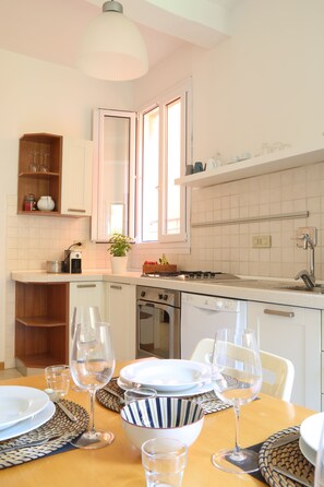 Micro-ondes, four, plaque de cuisson, lave-vaisselle