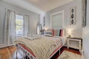 4 bedrooms, desk, WiFi, bed sheets - Stylish Home, Hot Tub, Game Rm, Near Old Colo (Colorado Springs)