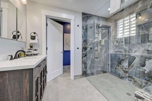 Douche, séchoir à cheveux, serviettes fournies, shampooing